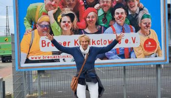 vorstand Julia Wiegmann freut sich über Riesenplakat